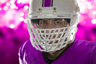 Futbolcu pembe üniforma ile