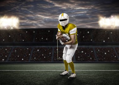 Futbolcu sarı üniforma ile