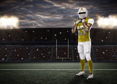 Futbolcu sarı üniforma ile