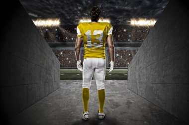 Futbolcu sarı üniforma ile