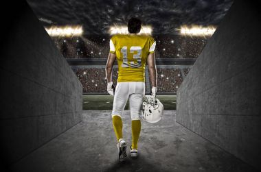 Futbolcu sarı üniforma ile