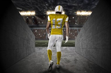 Futbolcu sarı üniforma ile