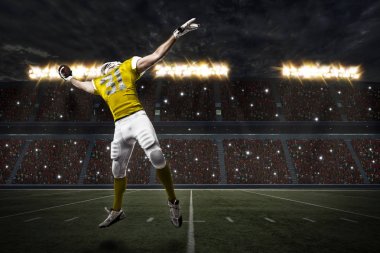 Futbolcu sarı üniforma ile