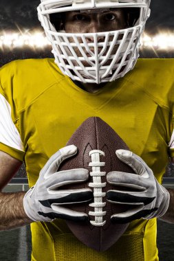 Futbolcu sarı üniforma ile