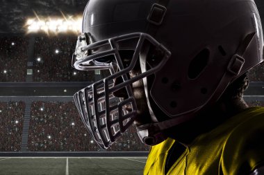 Futbolcu sarı üniforma ile