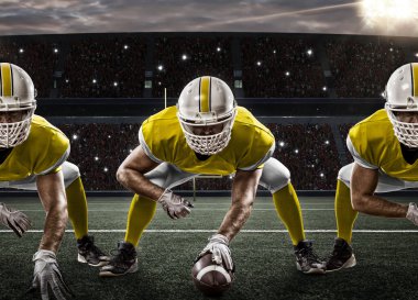 Futbolcu sarı üniforma ile