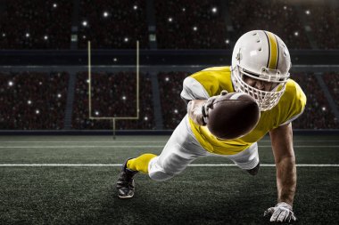 Futbolcu sarı üniforma ile