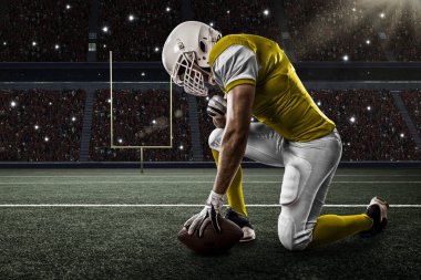 Futbolcu sarı üniforma ile