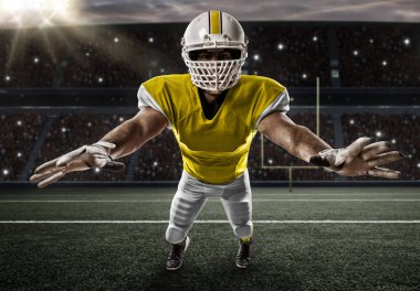 Futbolcu sarı üniforma ile