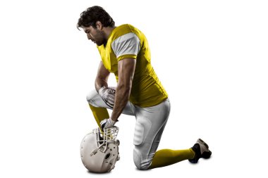 Futbolcu sarı üniforma ile