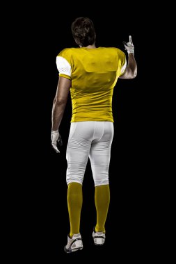 Futbolcu sarı üniforma ile