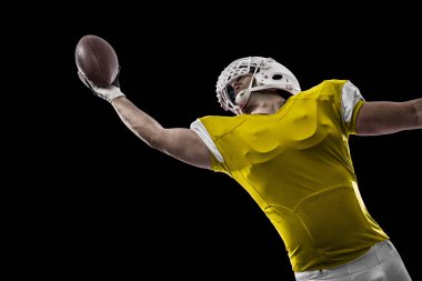 Futbolcu sarı üniforma ile