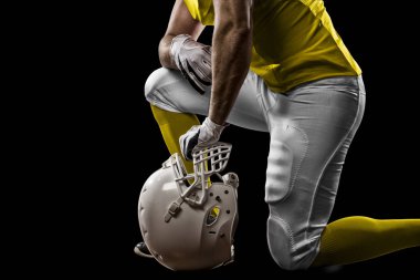 Futbolcu sarı üniforma ile