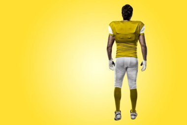 Futbolcu sarı üniforma ile