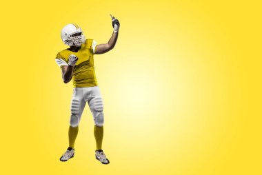 Futbolcu sarı üniforma ile