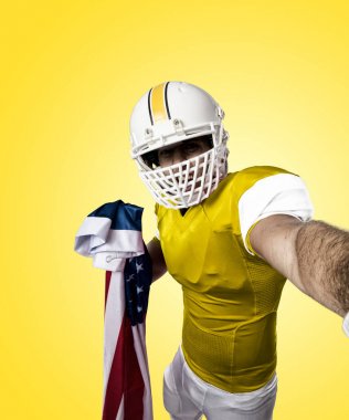 Futbolcu sarı üniforma ile