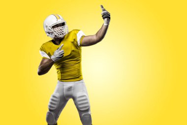 Futbolcu sarı üniforma ile