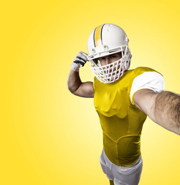 Futbolcu sarı üniforma ile