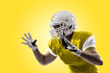 Futbolcu sarı üniforma ile