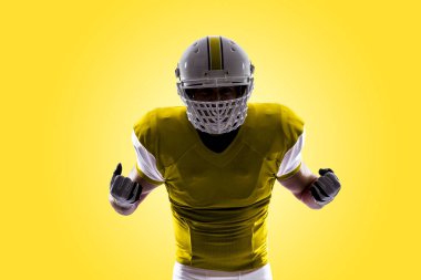 Futbolcu sarı üniforma ile