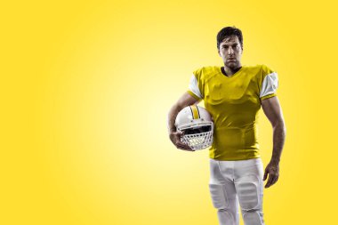 Futbolcu sarı üniforma ile