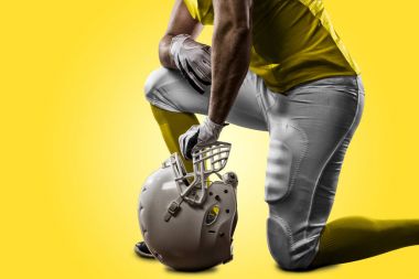 Futbolcu sarı üniforma ile