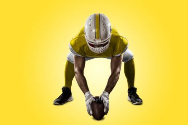 Futbolcu sarı üniforma ile