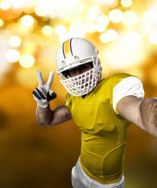 Futbolcu sarı üniforma ile