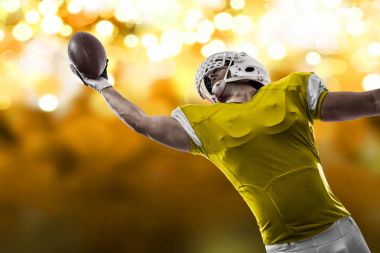 Futbolcu sarı üniforma ile