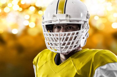 Futbolcu sarı üniforma ile