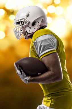 Futbolcu sarı üniforma ile