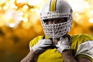 Futbolcu sarı üniforma ile