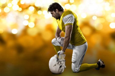 Futbolcu sarı üniforma ile