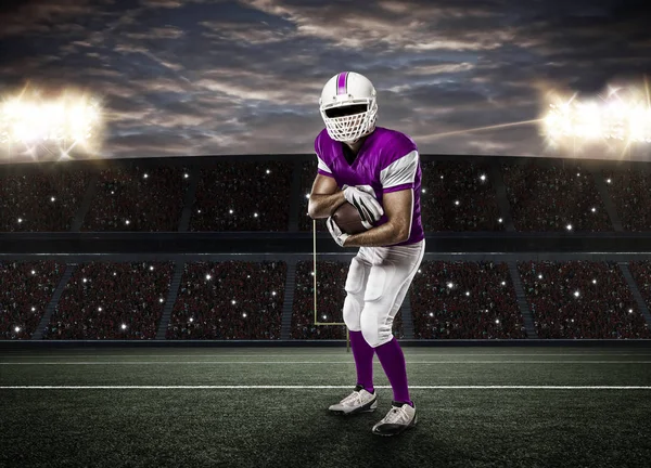 ピンクの制服のフットボール選手 — ストック写真