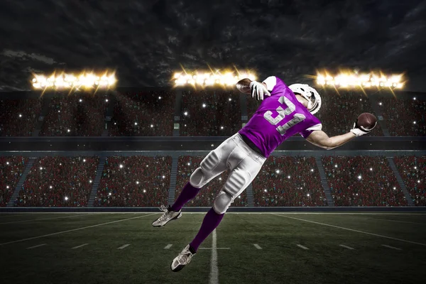 Futbolcu pembe üniforma ile