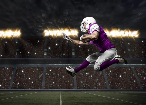 Futbolcu pembe üniforma ile