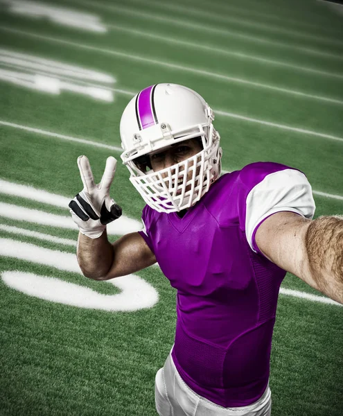 Futbolcu pembe üniforma ile