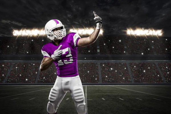 Futbolcu pembe üniforma ile