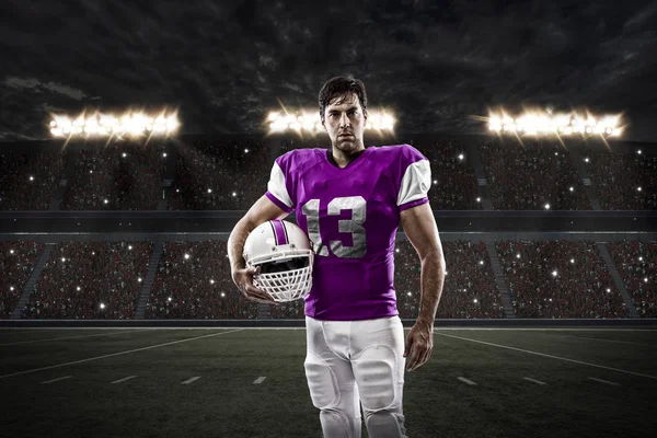 Futbolcu pembe üniforma ile