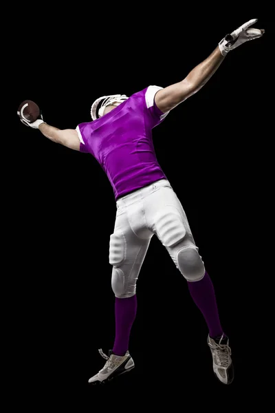 Fotbollsspelare med en rosa uniform — Stockfoto