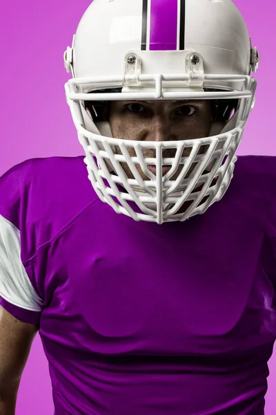 Футболист в розовой форме — стоковое фото