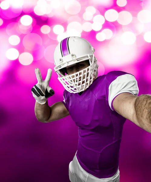 Futbolcu pembe üniforma ile