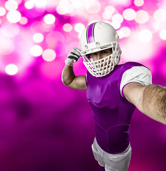 Futbolcu pembe üniforma ile