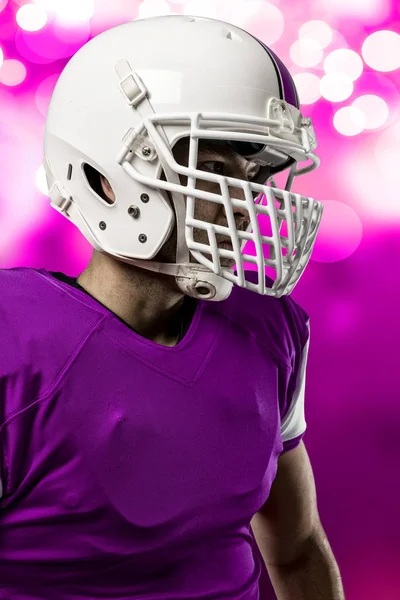 Futbolcu pembe üniforma ile