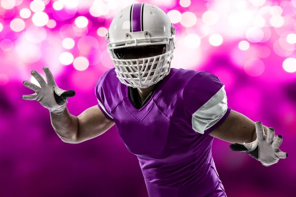 Futbolcu pembe üniforma ile