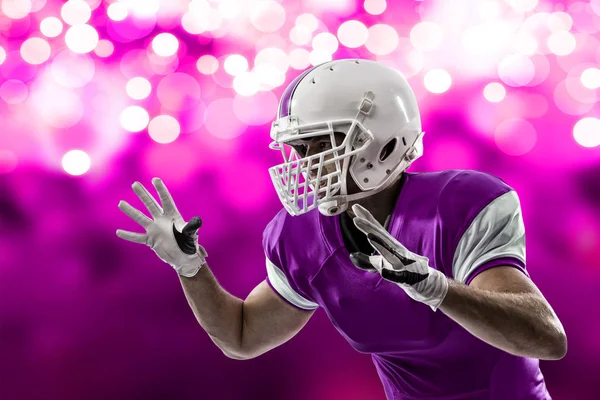 Futbolcu pembe üniforma ile