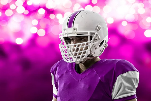 Futbolcu pembe üniforma ile