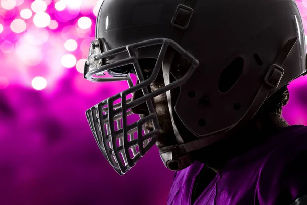 Futbolcu pembe üniforma ile