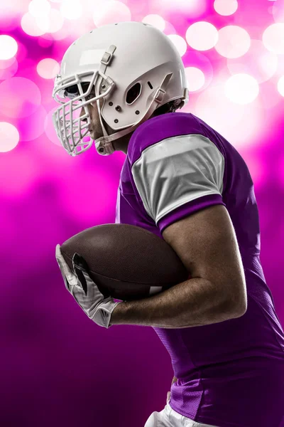 Futbolcu pembe üniforma ile