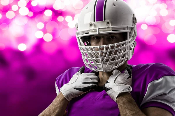 Jogador de futebol com um uniforme rosa — Fotografia de Stock
